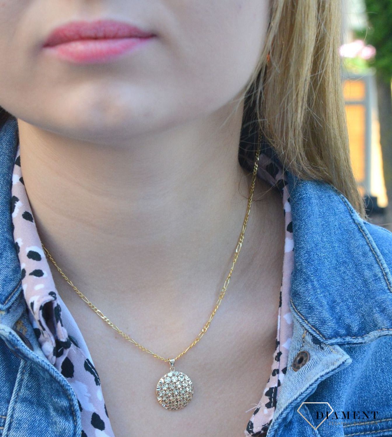 Złota zawieszka 333 okrągły ażur ZA 7020 333. Złoty wisiorek w kształcie koła wypełniony ażurowym motywem. Wisiorek o minimalistycznym wzornictwie, ale jednocześnie o ogromnym znaczeniu symbolicznym. Złoto jest metalem szlach.jpg